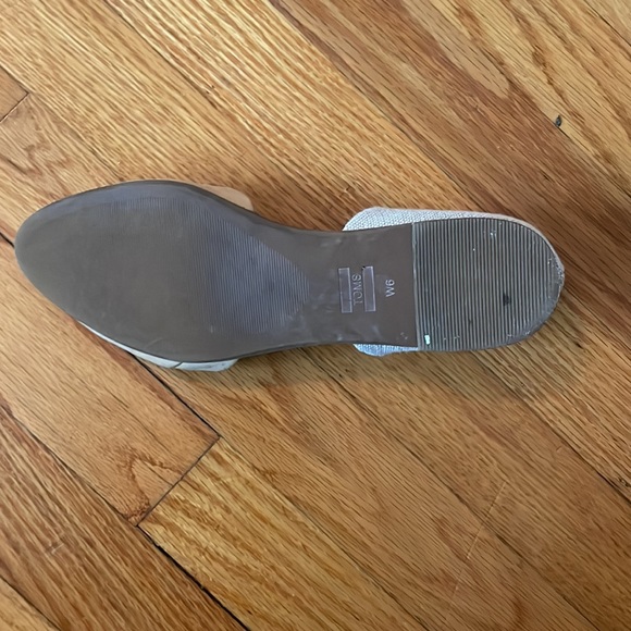 Used khaki Toms shoes. Size: Women’s 6. - Picture 5 of 5